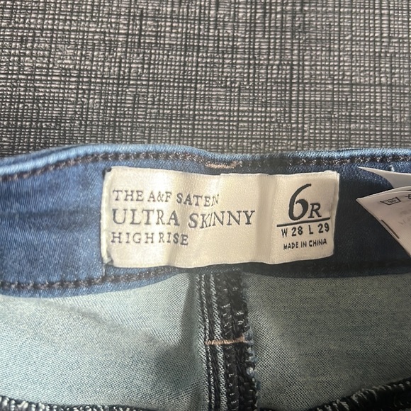 The Abercrombie A&F Sateen High Rise Ultra Skinny Jeans 6 regular W28 L29 - Picture 3 of 4